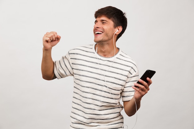 Retrato de um jovem alegre em pé