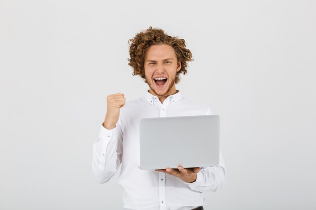 Retrato de um jovem alegre vestindo camisa