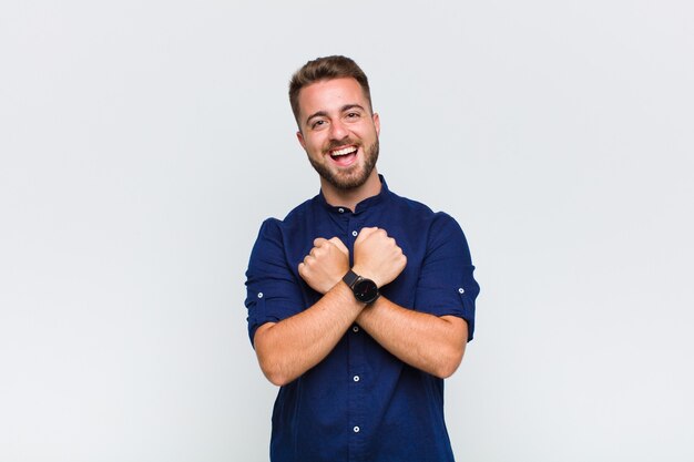 Foto retrato de um jovem alegre