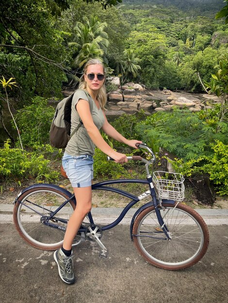 Foto retrato de um jovem andando de bicicleta no campo