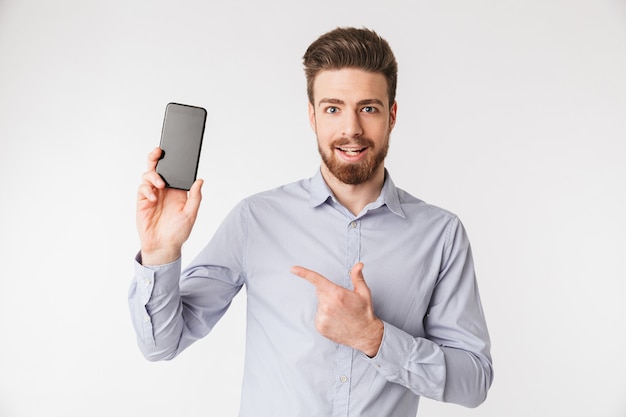 Retrato de um jovem animado vestido de camisa