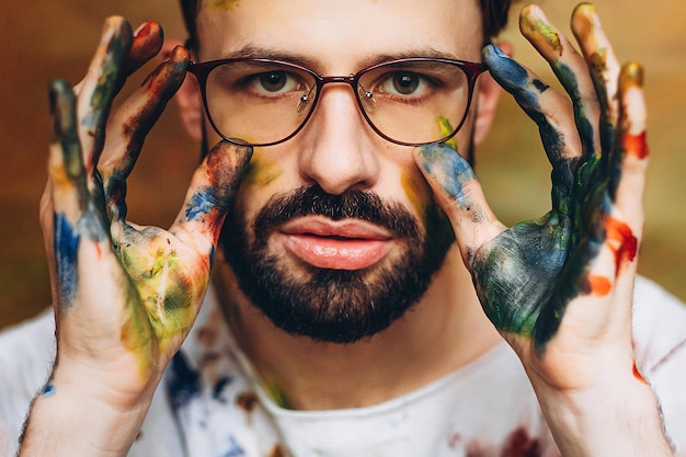 Retrato de um jovem artista criativo posando para uma foto no processo de criação de uma imagem