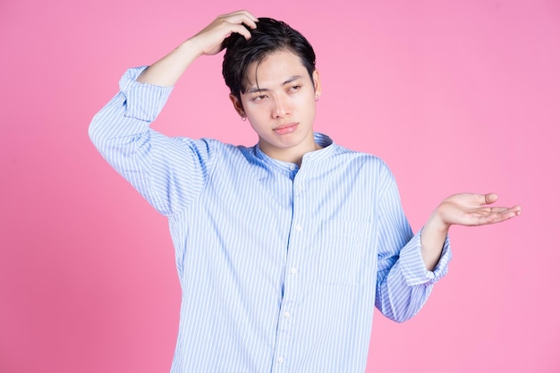 Retrato de um jovem asiático em fundo rosa