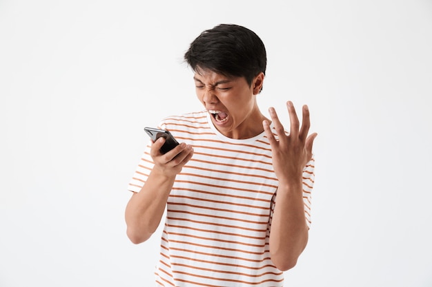 Retrato de um jovem asiático furioso gritando