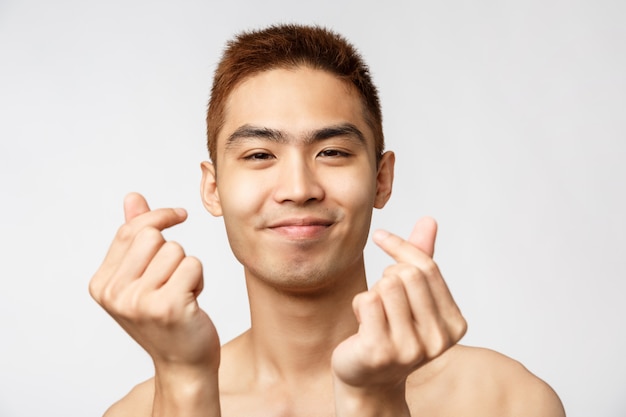 Retrato de um jovem asiático, mostrando o gesto