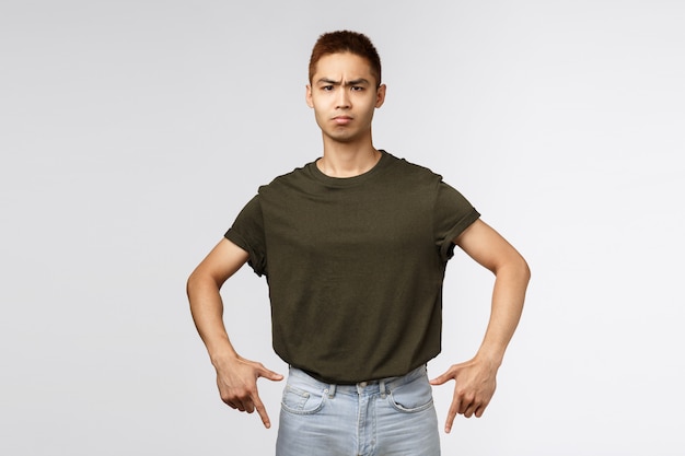 Retrato de um jovem asiático, mostrando o gesto