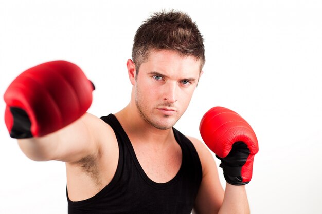 Retrato de um jovem atlético com boxe