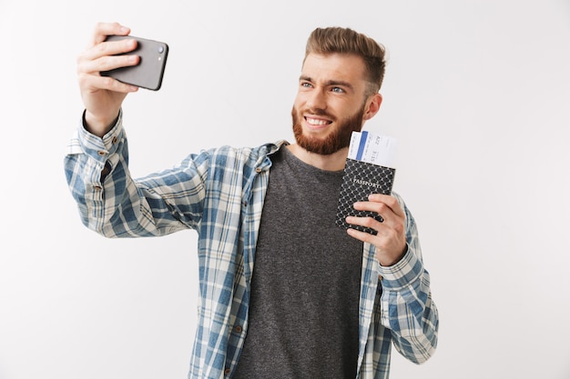 Retrato de um jovem barbudo alegre