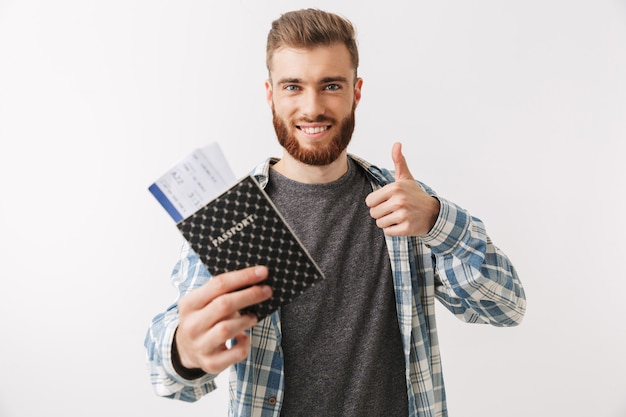 Retrato de um jovem barbudo alegre