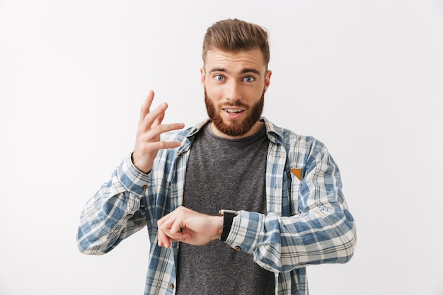 Retrato de um jovem barbudo animado em pé