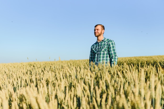 Retrato de um jovem biólogo ou agrônomo bonito.