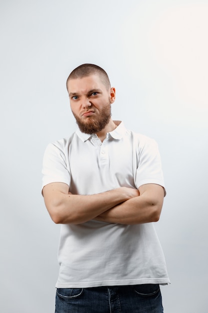 Retrato de um jovem bonito chateado em branco