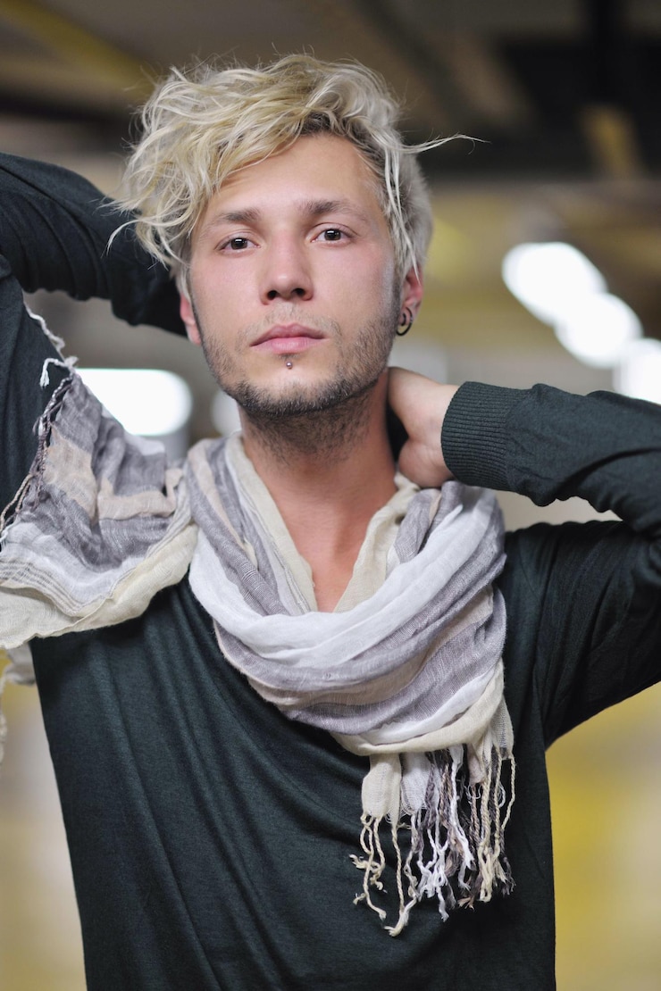Foto retrato de um jovem bonito com fundo urbano e estilo de roupas da moda