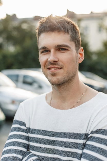 Retrato de um jovem bonito com um sorriso ao ar livre