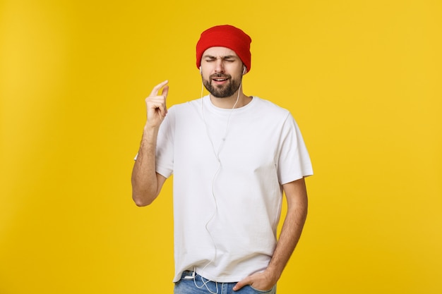 Retrato de um jovem bonito dançando e ouvindo música, isolada