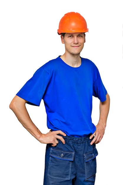 Retrato de um jovem bonito em um capacete de construção e roupas de trabalho isoladas em um fundo branco