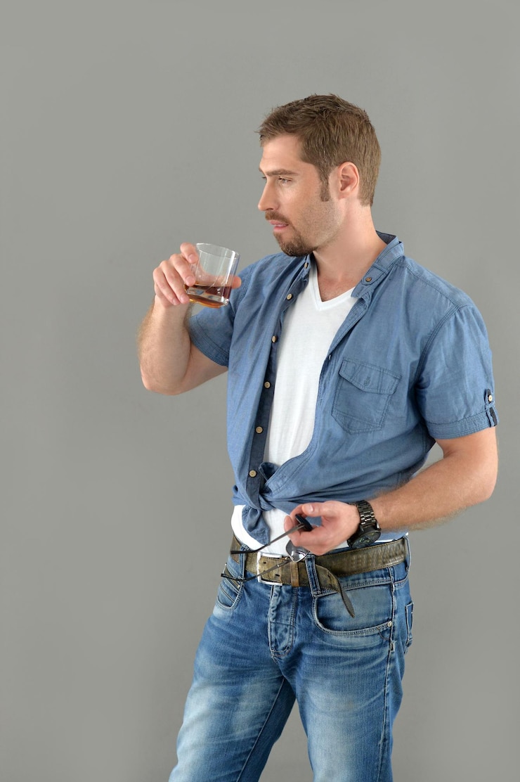 Foto retrato de um jovem bonito em um fundo cinza