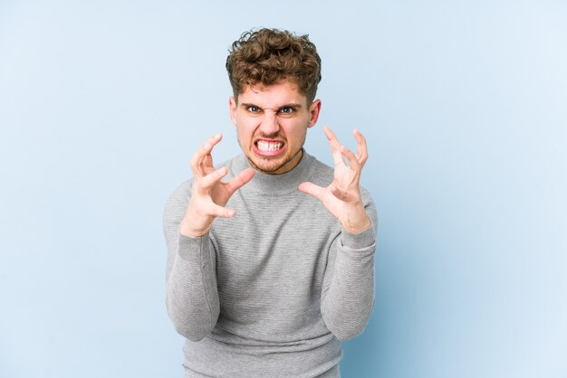 Retrato de um jovem bonito gritando