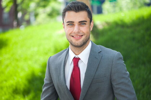 Retrato, de, um, jovem, bonito, homem negócios, relaxante, em, um, parque