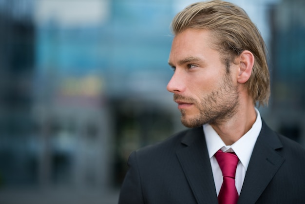 Retrato, de, um, jovem, bonito, homem negócios