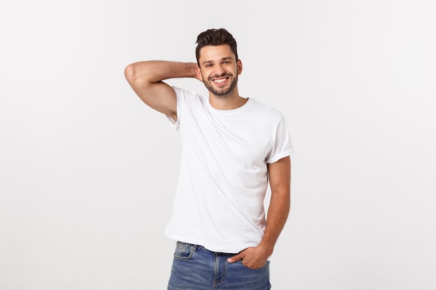 Retrato de um jovem bonito, sorrindo contra a parede branca