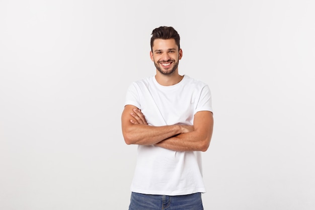 Foto retrato de um jovem bonito, sorrindo contra a parede branca