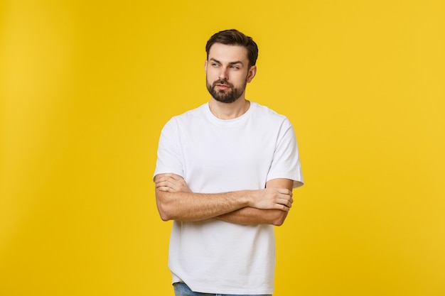 Retrato de um jovem bonito, sorrindo contra amarelo