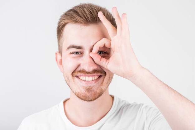 Retrato de um jovem bonito