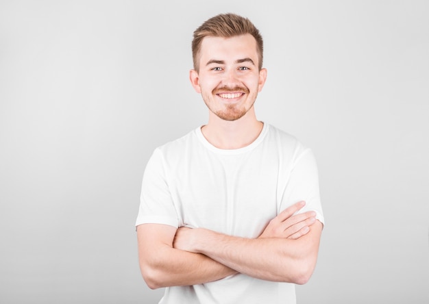 Foto retrato de um jovem bonito