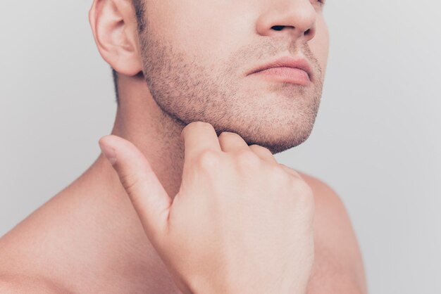 Foto retrato de um jovem bonito