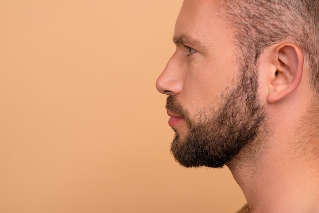 Foto retrato de um jovem bonito