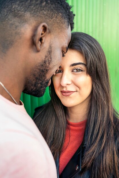 Foto retrato de um jovem casal a beijar-se ao ar livre