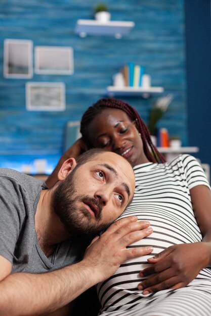 Foto retrato de um jovem casal a beijar-se ao ar livre