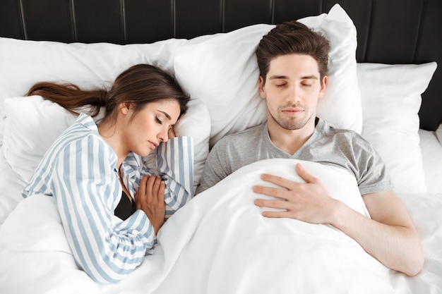 Retrato de um jovem casal adorável, dormindo juntos