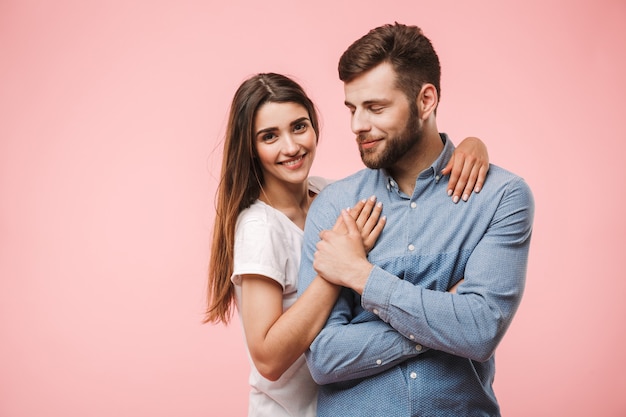 Retrato de um jovem casal adorável se abraçando