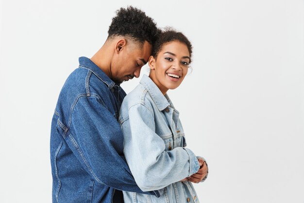 Retrato de um jovem casal Africano adorável abraçando