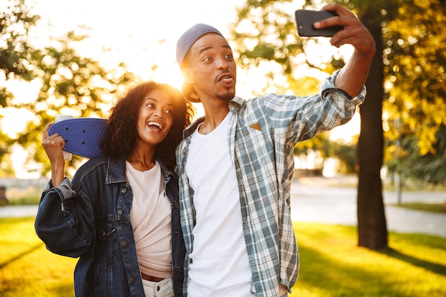 Retrato de um jovem casal africano alegre