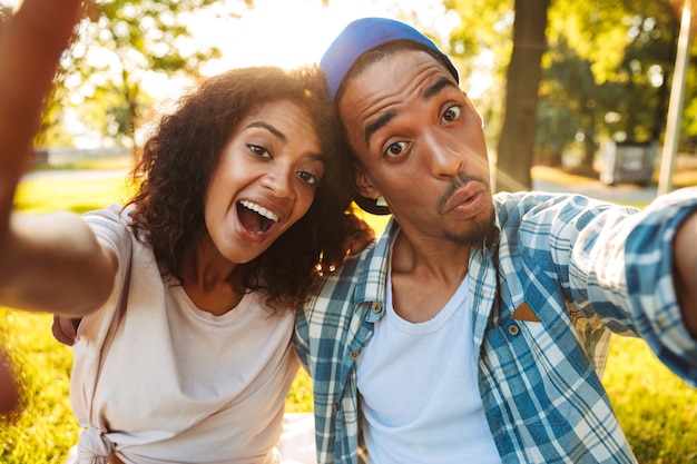 Foto retrato de um jovem casal africano alegre