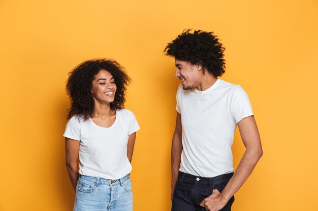 Retrato de um jovem casal afro-americano feliz