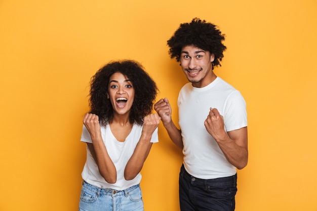 Retrato de um jovem casal afro-americano feliz