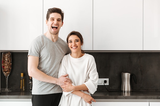 Retrato de um jovem casal alegre abraçando