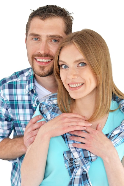 Retrato de um jovem casal alegre em pé