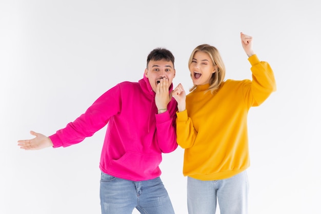 Retrato de um jovem casal alegre usando capuzes isolados sobre fundo branco ok gest