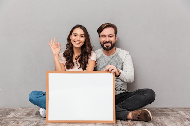 Foto retrato de um jovem casal alegre