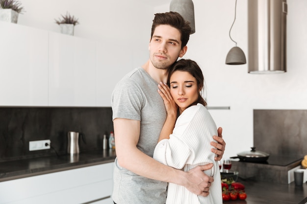 Retrato de um jovem casal amoroso abraçando