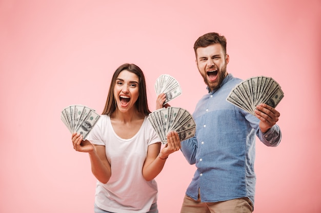 Retrato de um jovem casal animado