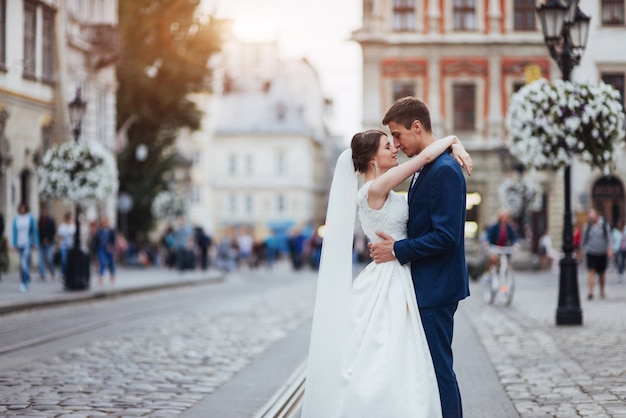 Retrato de um jovem casal bonito e elegante