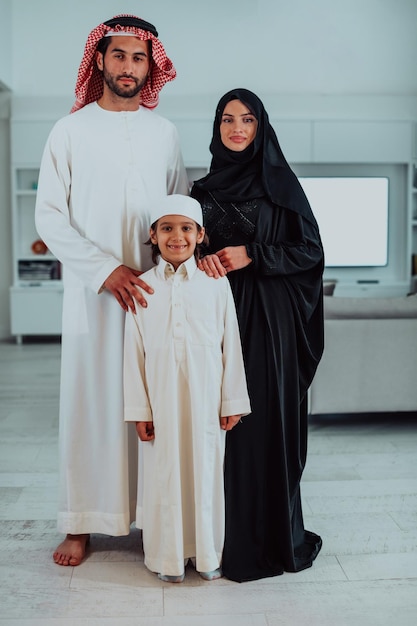 retrato de um jovem casal de família muçulmana árabe feliz com filho em roupas tradicionais, passando um tempo juntos durante o mês do Ramadã em casa. foto de alta qualidade