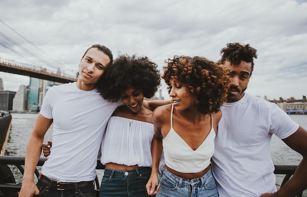 Retrato de um jovem casal de pé ao ar livre