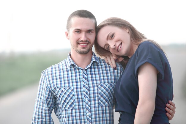 Retrato de um jovem casal em pé na rua. Foto com espaço de cópia